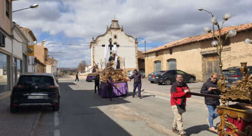 Vecinos de Villafranca del Cid colaboran en el traslado de los pasos de Semana Santa