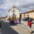 Vecinos de Villafranca del Cid colaboran en el traslado de los pasos de Semana Santa