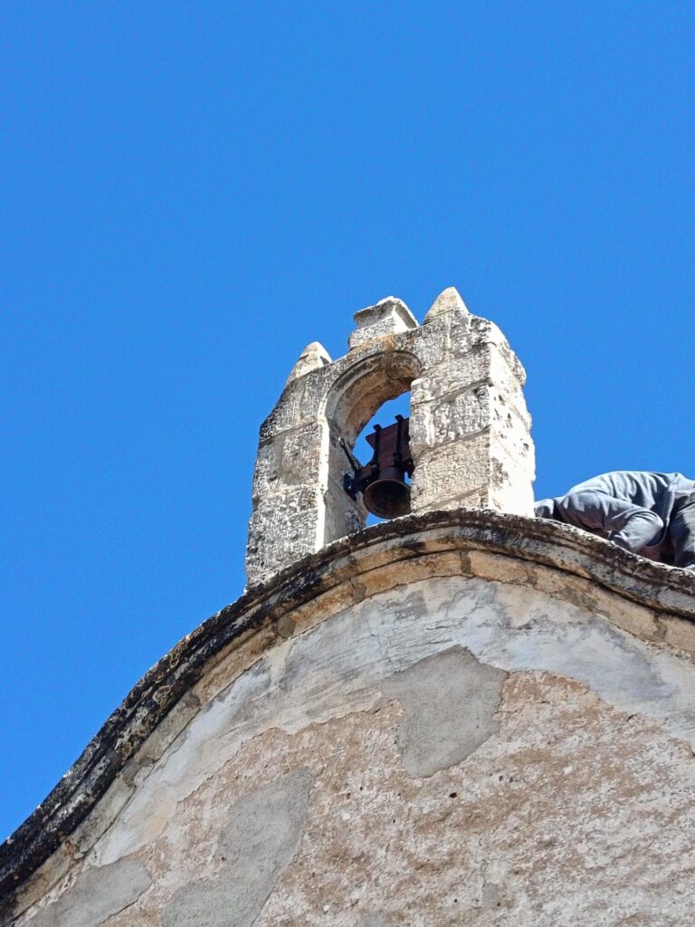 Colocación de la nueva campana en la ermita del Calvario de Vilafranca