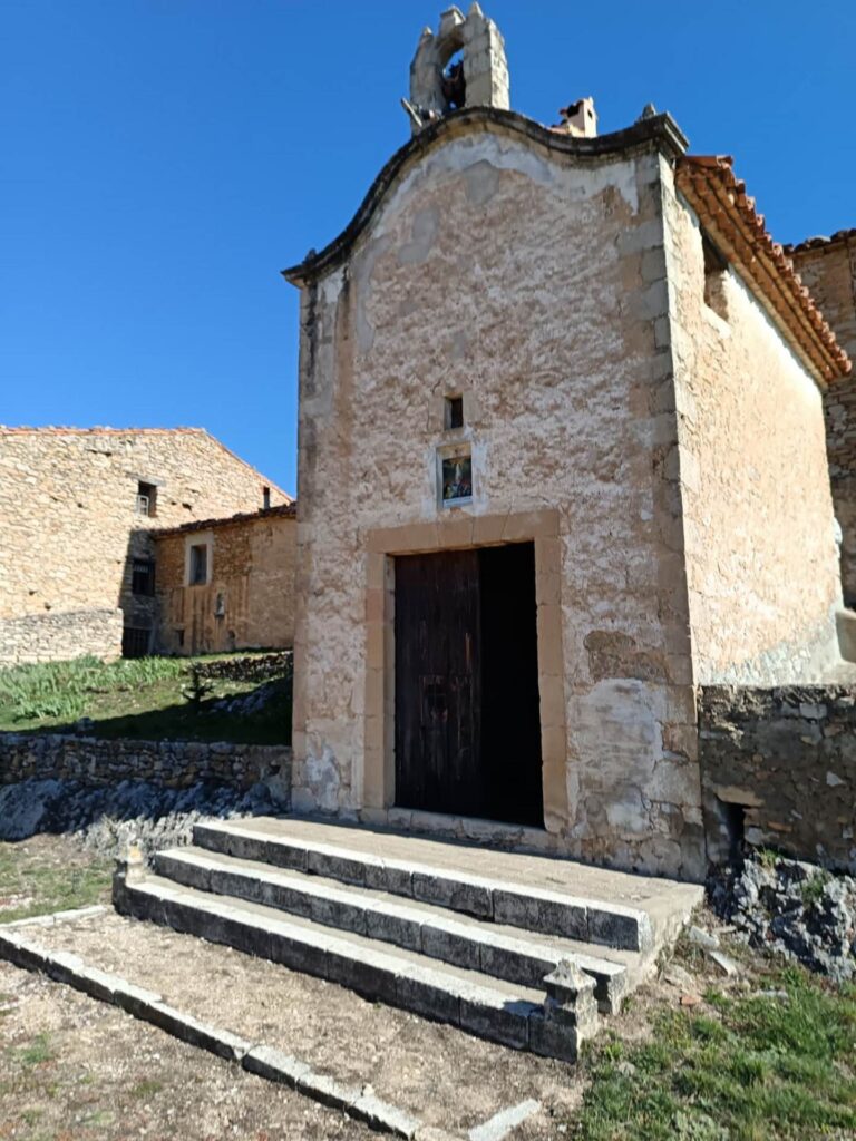 Colocación de la nueva campana en la ermita del Calvario de Vilafranca