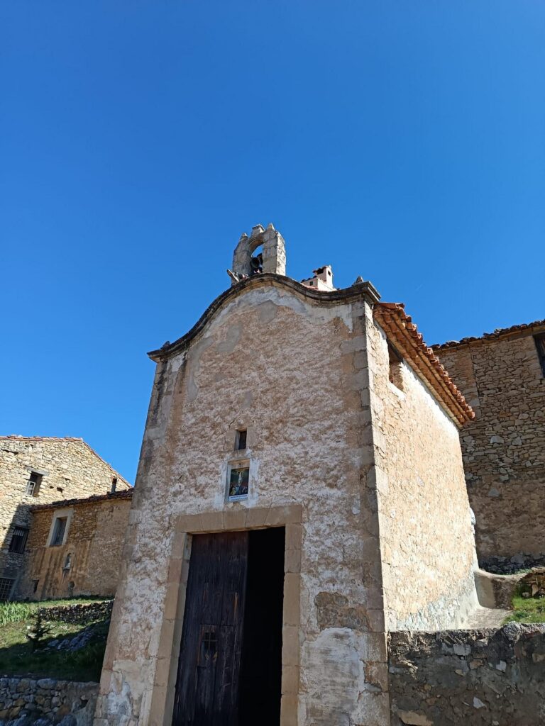 Colocación de la nueva campana en la ermita del Calvario de Vilafranca