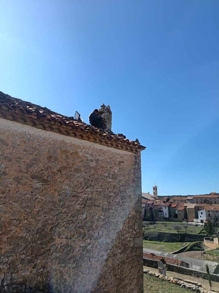 Colocación de la nueva campana en la ermita del Calvario de Vilafranca