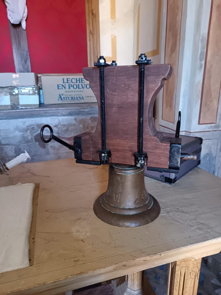 Colocación de la nueva campana en la ermita del Calvario de Vilafranca