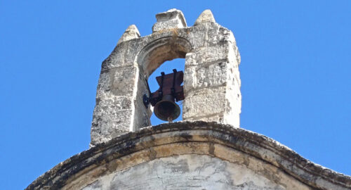 Colocación de la nueva campana en la ermita del Calvario de Vilafranca